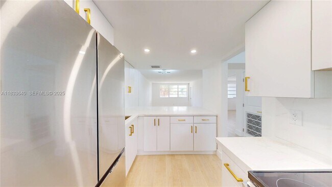 Building Photo - 1333 E Hallandale Beach Blvd