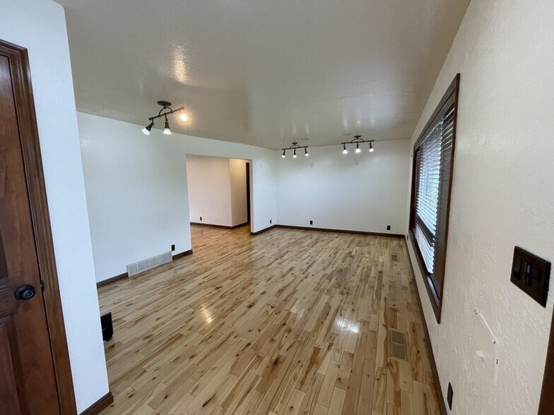 Building Photo - 582 E 4400 S