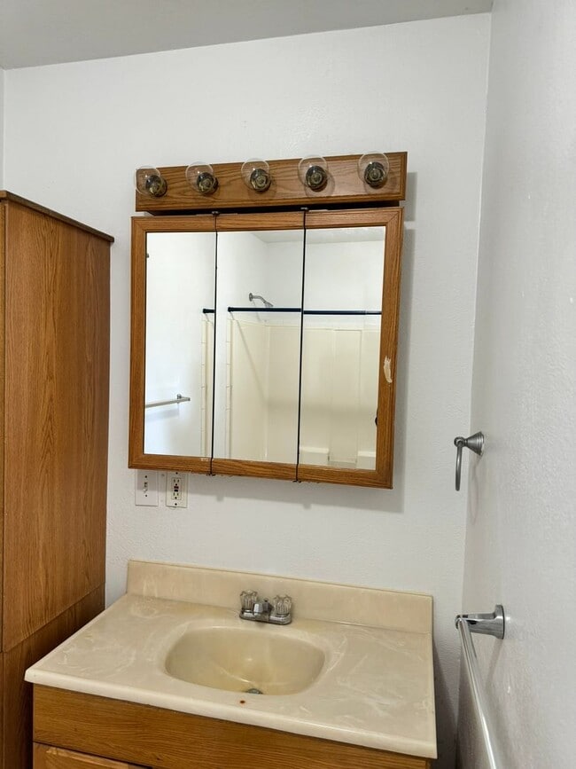 Building Photo - 2114 E 11th St