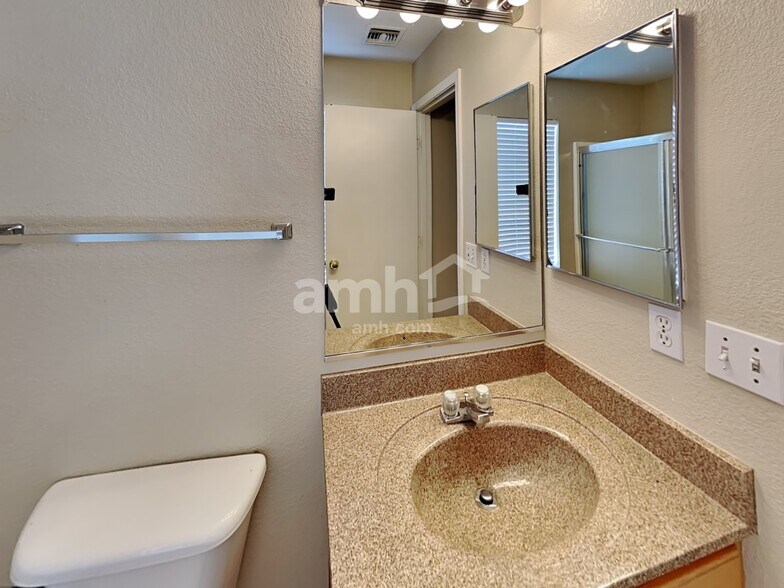 Building Photo - 2256 E Hazeltine Way
