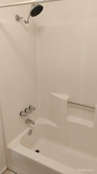 Master shower/tub - 7619 Pismo Ave
