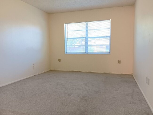 Building Photo - Nice, clean, one-bedroom ground floor unit