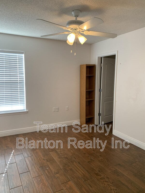 Building Photo - 8949 Camelot Pl