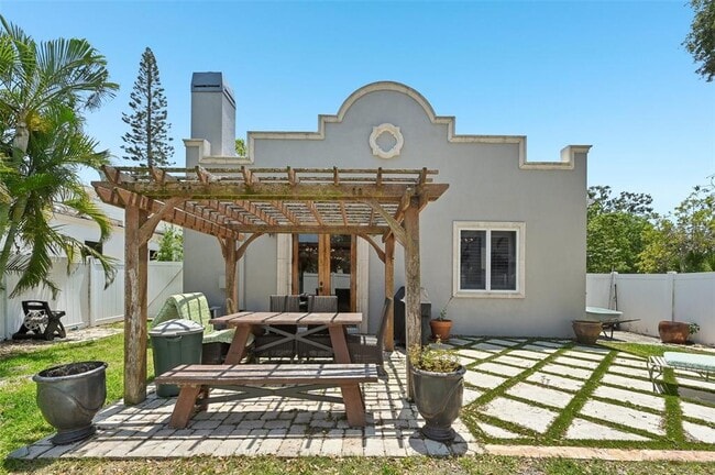 Building Photo - 2221 Bahia Vista St