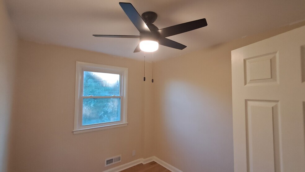 Building Photo - 855 Reverdy Rd