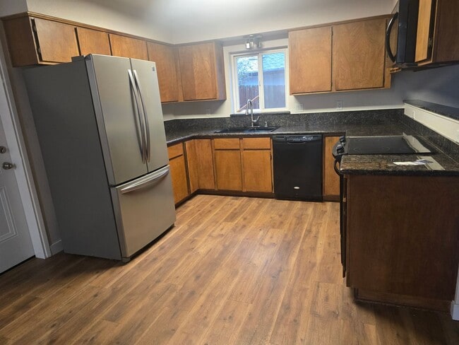 Building Photo - 3 bed 1 bath  Home for Rent in Grants Pass