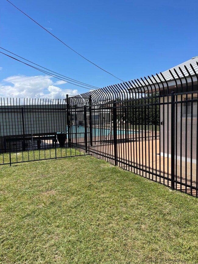 Building Photo - NEW ON MARKET