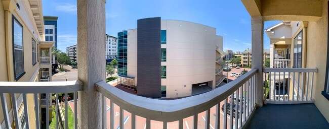 Building Photo - Studio unit in Downtown with free water an...