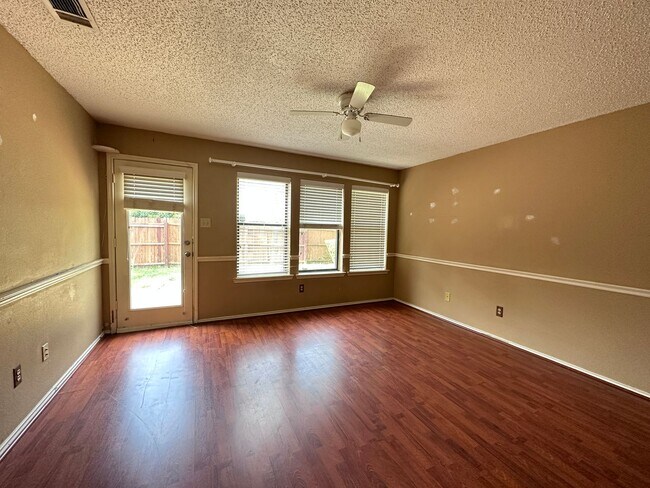 Building Photo - Minutes to COSTCO, great Location!