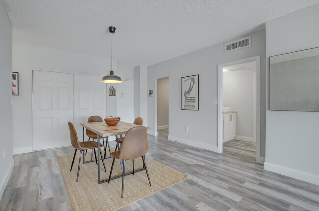 Building Photo - 500 Bayview Dr