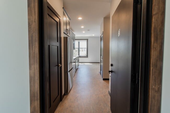 Building Photo - AVAILABLE JULY - Renovated Luxury 1 bed/1 bath Home on PARK POINT