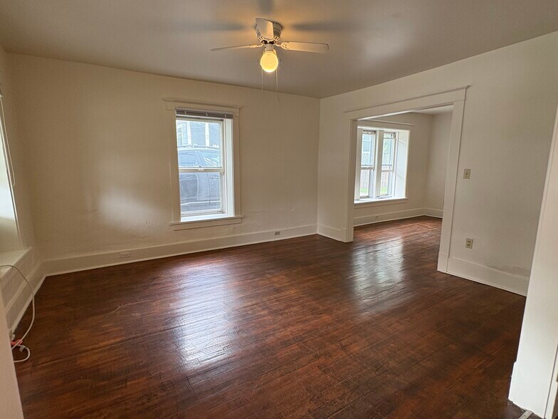 Building Photo - 228 E Bloomington St