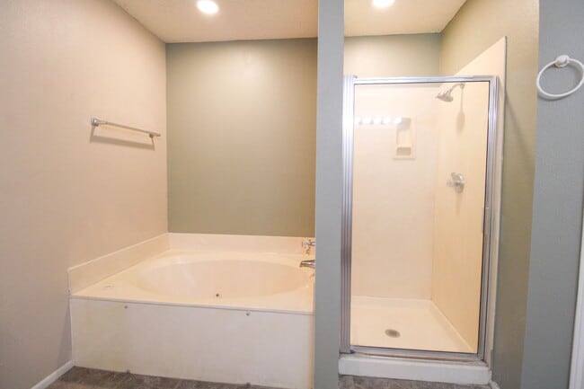 Building Photo - ************Move In Special- 2 WEEKS FREE Off 1st FULL MONTH************