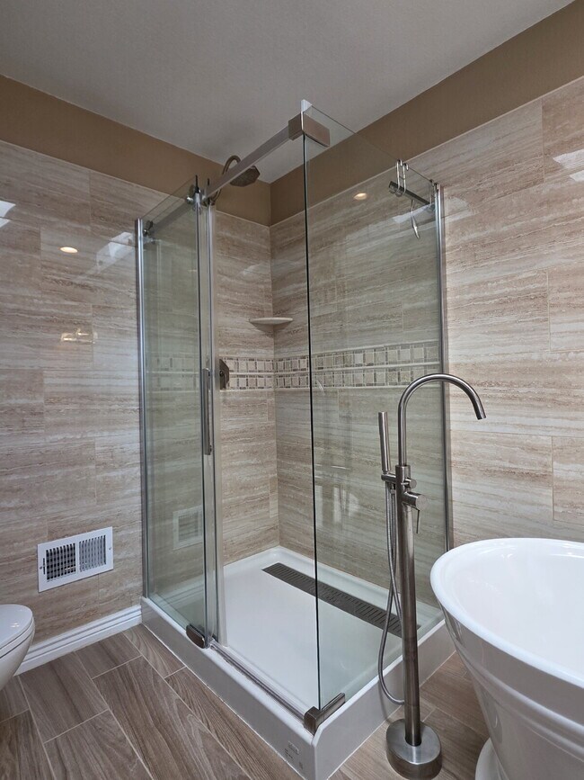 Building Photo - Single-Family Home in Near-Perfect Condition | 3-Car Garage | Covered Patio | Large Unfinished Ba...