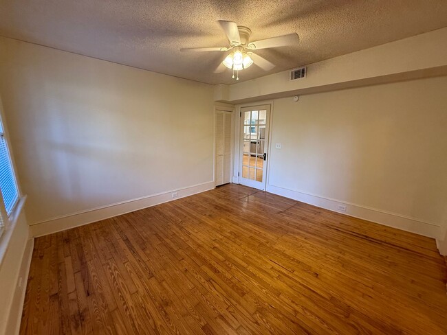 Building Photo - Beautiful 3 Bedroom Apartment