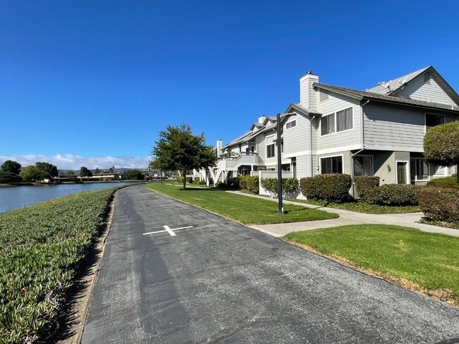 Building Photo - 2157 Vista Del Mar