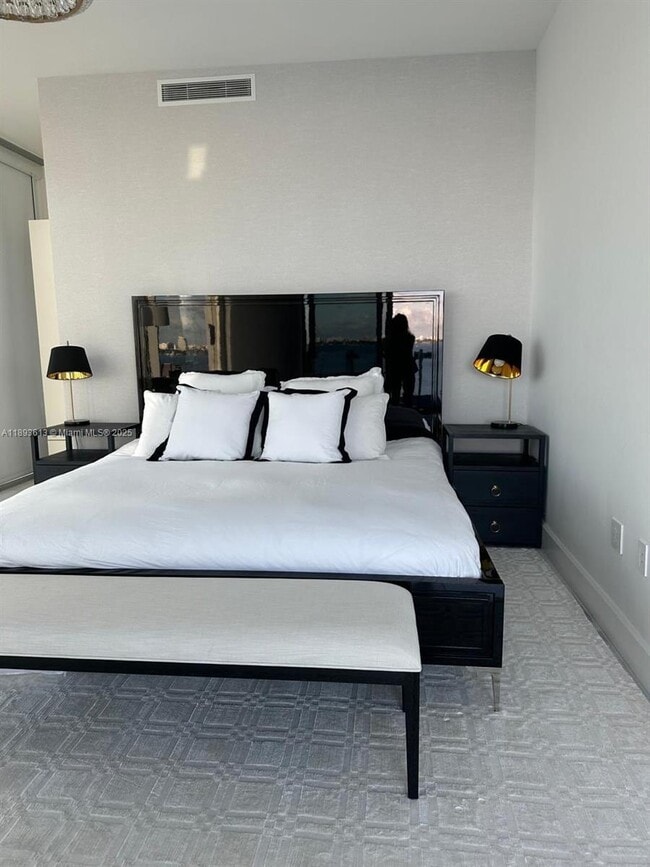 Building Photo - 700 NE 26th Terrace