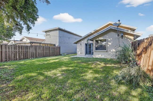 Building Photo - 581 Lakeside Cir