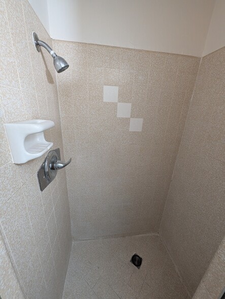 master room bathroom - 11752 Coldbrook Ave