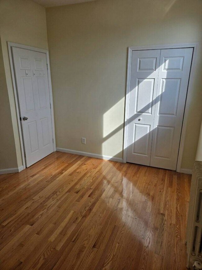 Building Photo - 121 Weirfield St