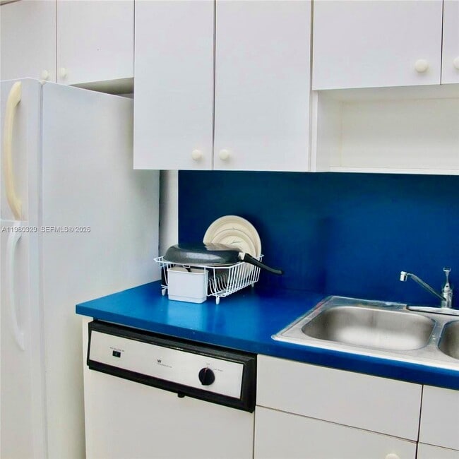 Building Photo - 400 Kings Point Dr