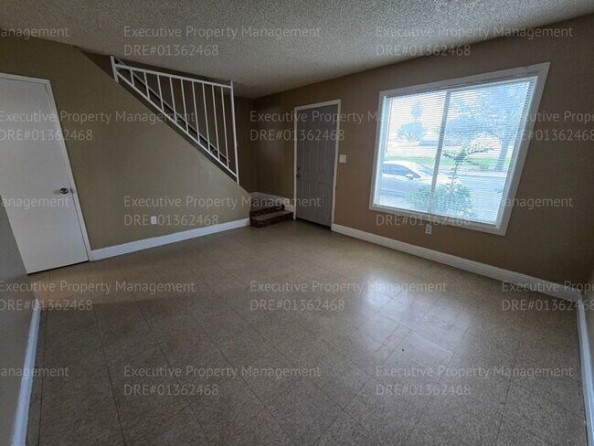 Building Photo - 2 bedroom 1.5 bathroom townhouse