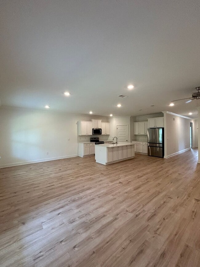 Building Photo - Beautiful 4 Bedroom Home in Point Washington!