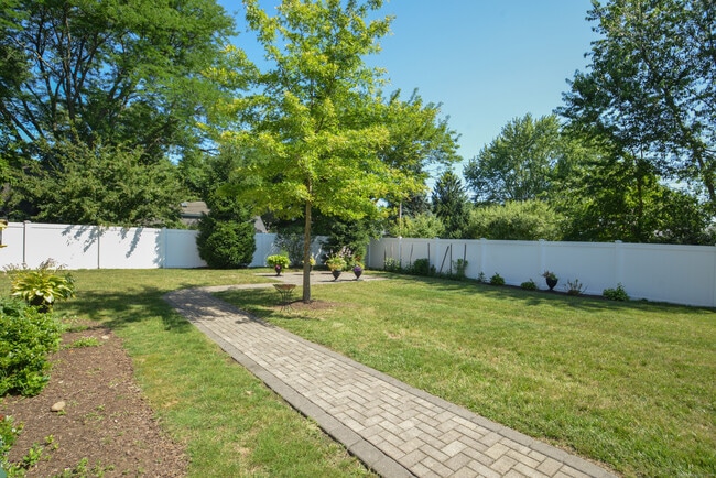 Building Photo - 335-343 Meadowside Rd