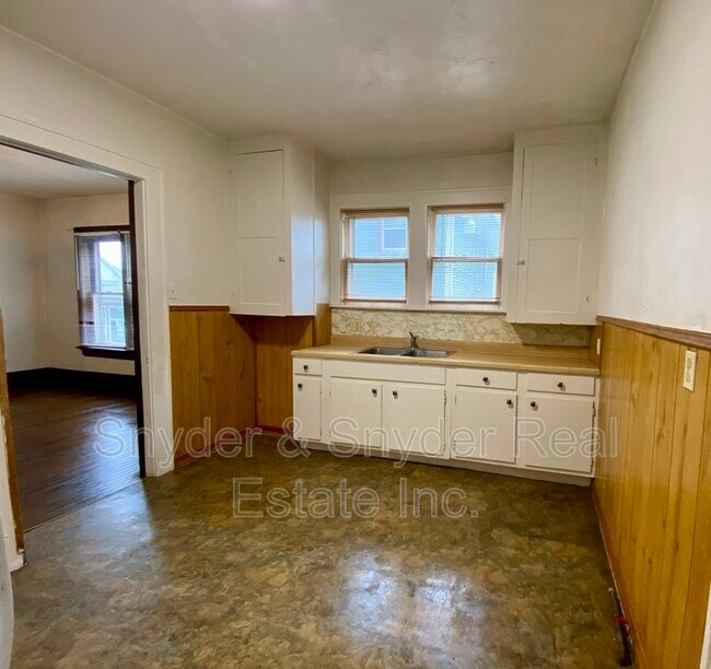 Building Photo - 400 Cloverdale Ave