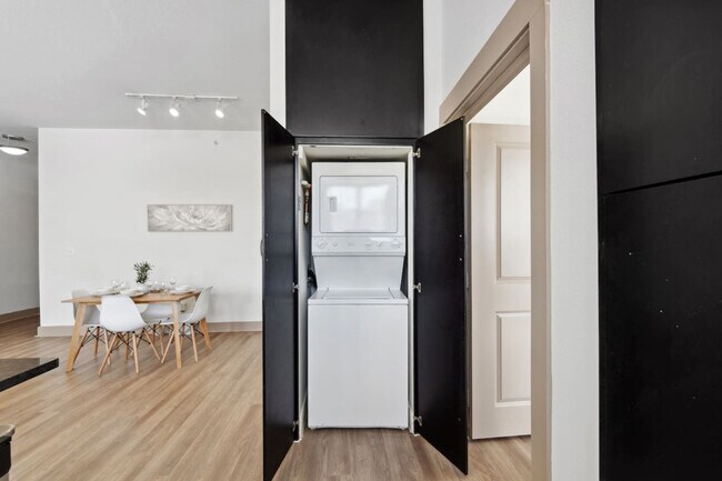 Building Photo - 264 N Walton St