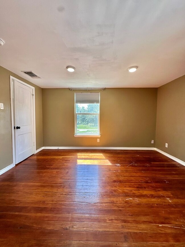 Building Photo - COMING OCTOBER 2025 - Spacious 1-Bedroom A...