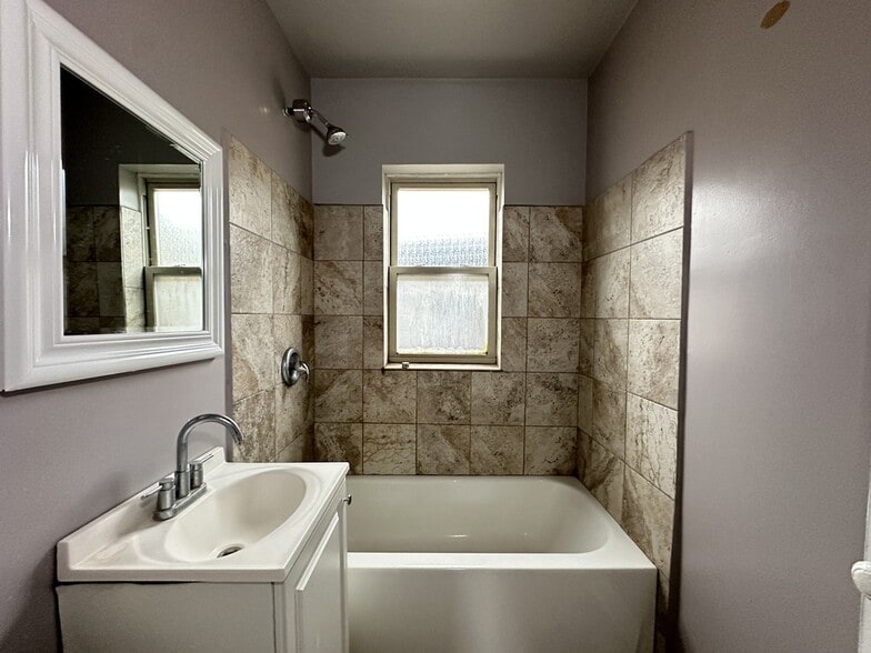 Building Photo - 4027 W Melrose St