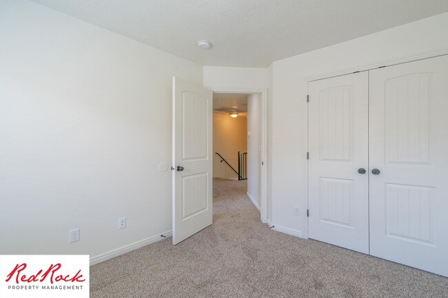 Building Photo - DOG-FRIENDLY 3 Bedroom Townhome with INTER...