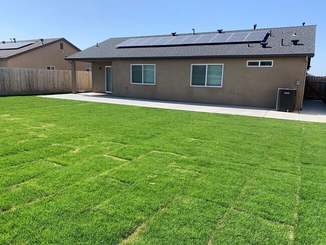 Building Photo - Beautiful 3 Bedroom 2 Bath Home in North Hanford