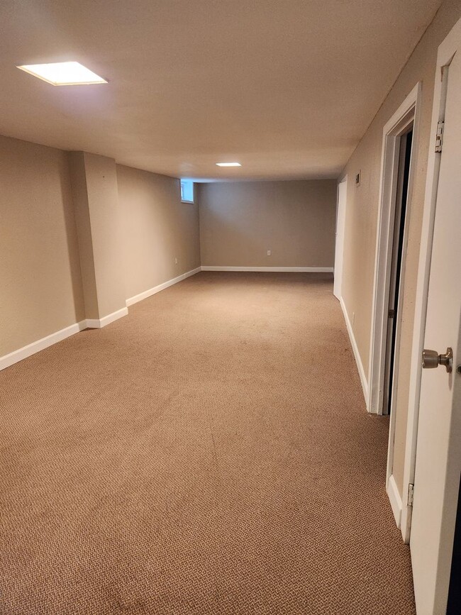 Building Photo - 3 BR, 1.5 BA home