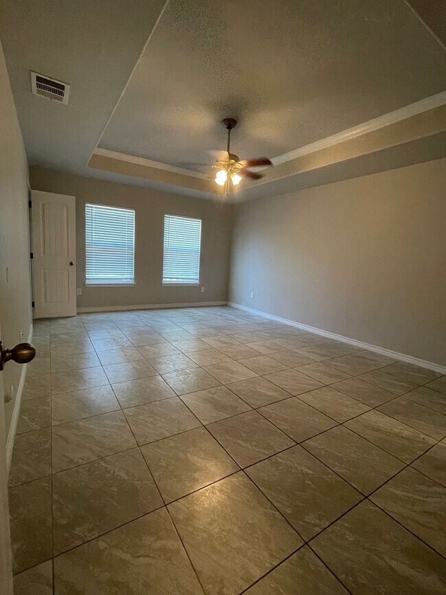 Building Photo - NEW ON MARKET