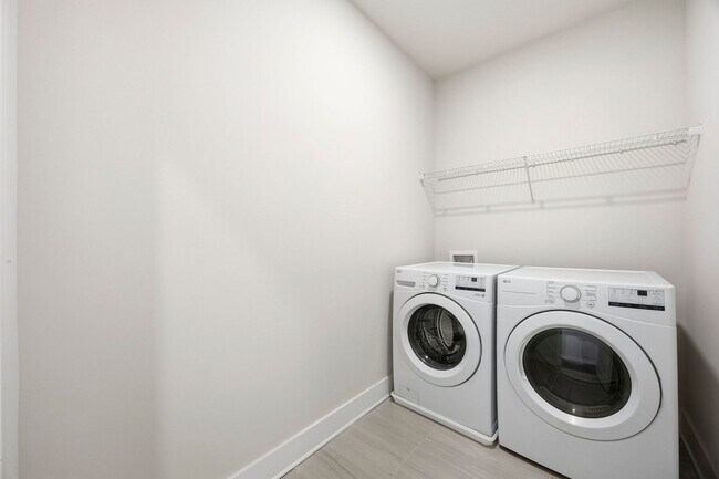 Building Photo - Walkable Lifetsyle in Westshore!