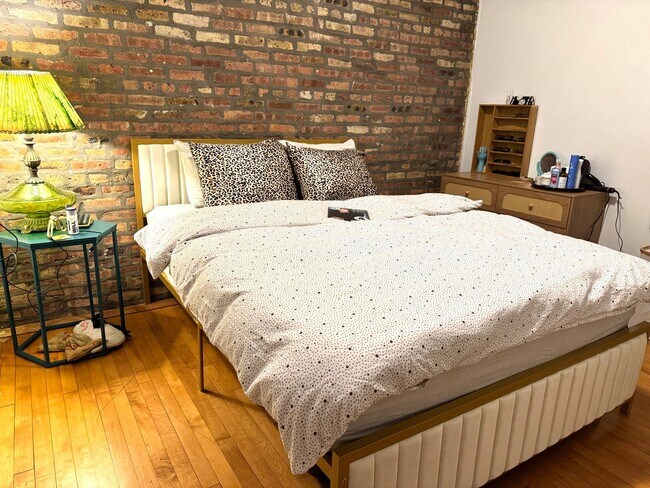 Building Photo - Ukrainian Village 2 Bedroom. Bright and Sunny. Big Bedrooms, Exposed Brick. Central HVAC. Free Fa...