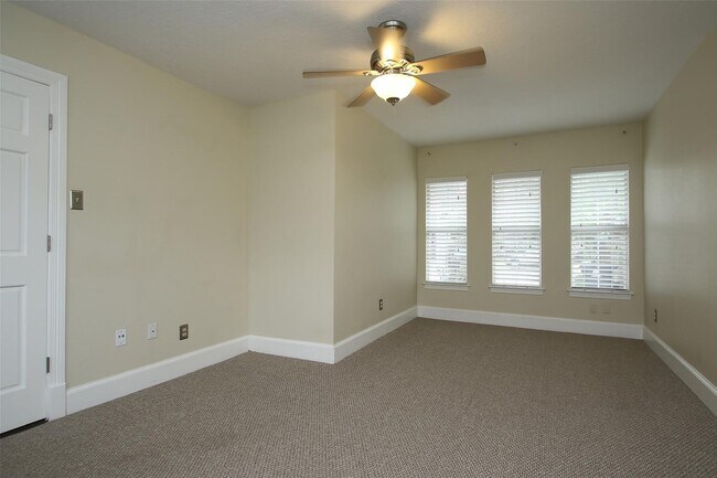 Building Photo - Beautifully updated 3BR/2BA Bungalow in de...