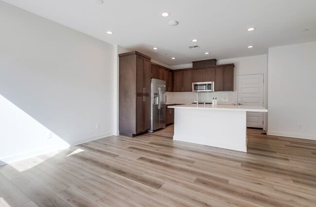 Building Photo - Mira Mesa 3 Bedroom Townhome!