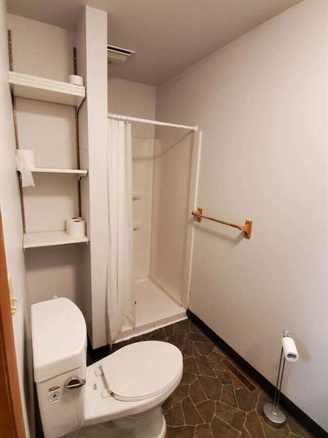 Building Photo - 7 Bed 2.5 Bath House for Rent
