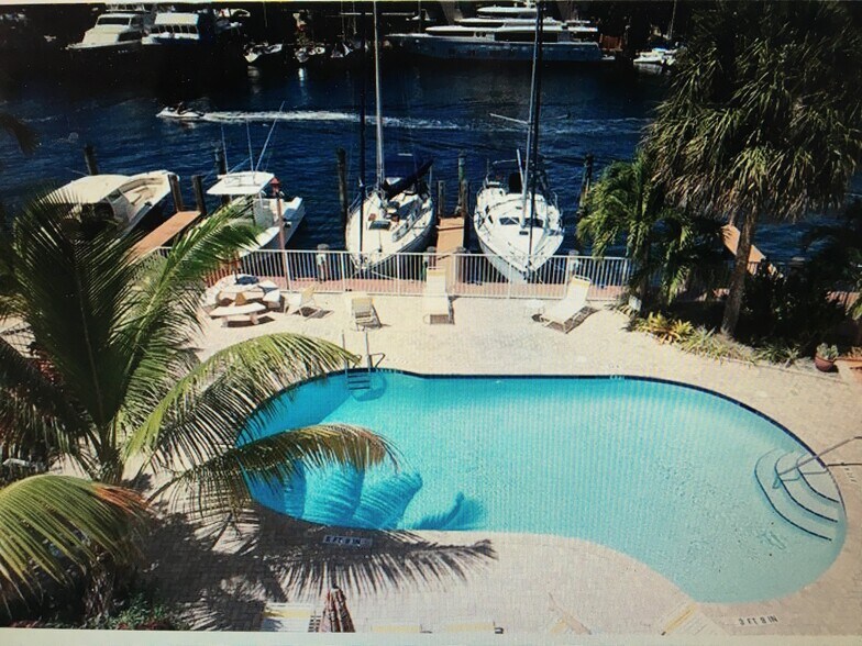 Building Photo - 815 Middle River Dr