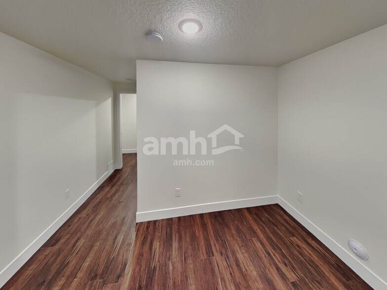 Building Photo - 1193 Redbud Dr