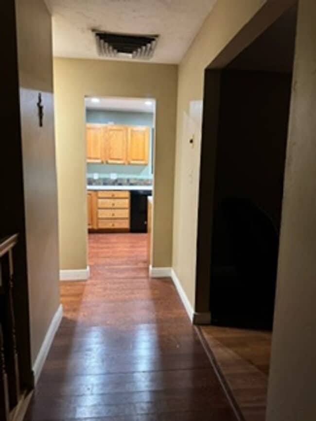 Building Photo - Spacious home