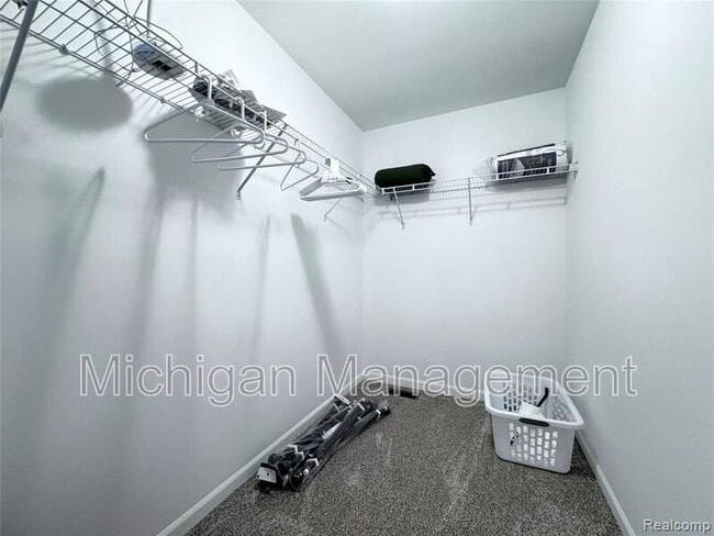 Building Photo - 6149 Woodridge Ln