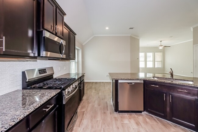 Building Photo - 1648 Breezewood Dr