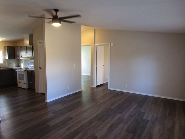 Building Photo - 3 Bedroom, 2 Bathroom Updated Home South o...