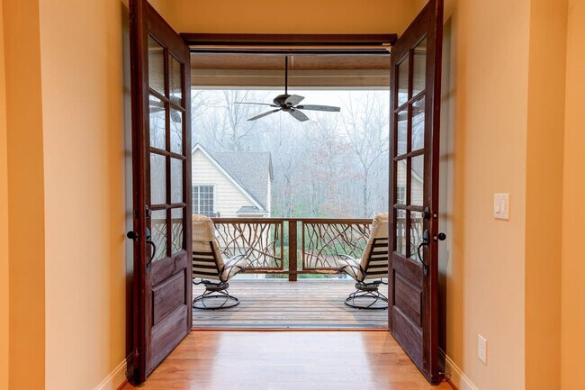 Building Photo - 376 Grandview Dr