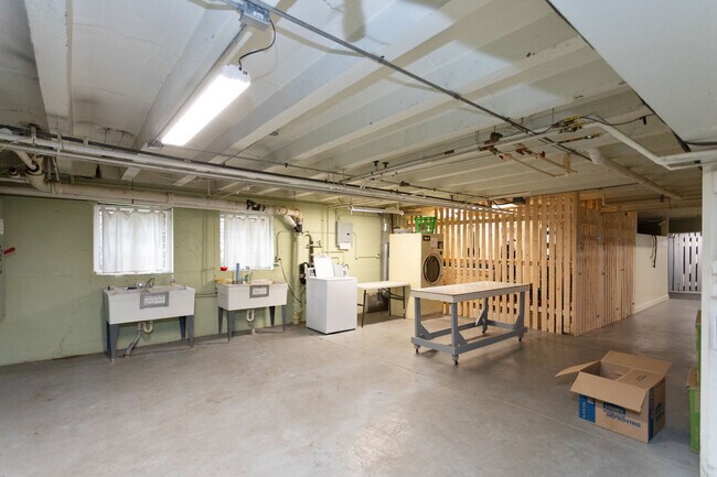 Building Photo - 1601 Spring Dr