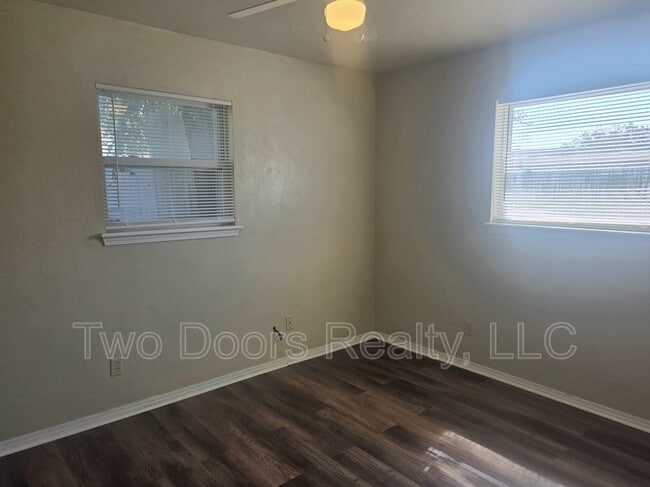 Building Photo - 405 Armstrong St